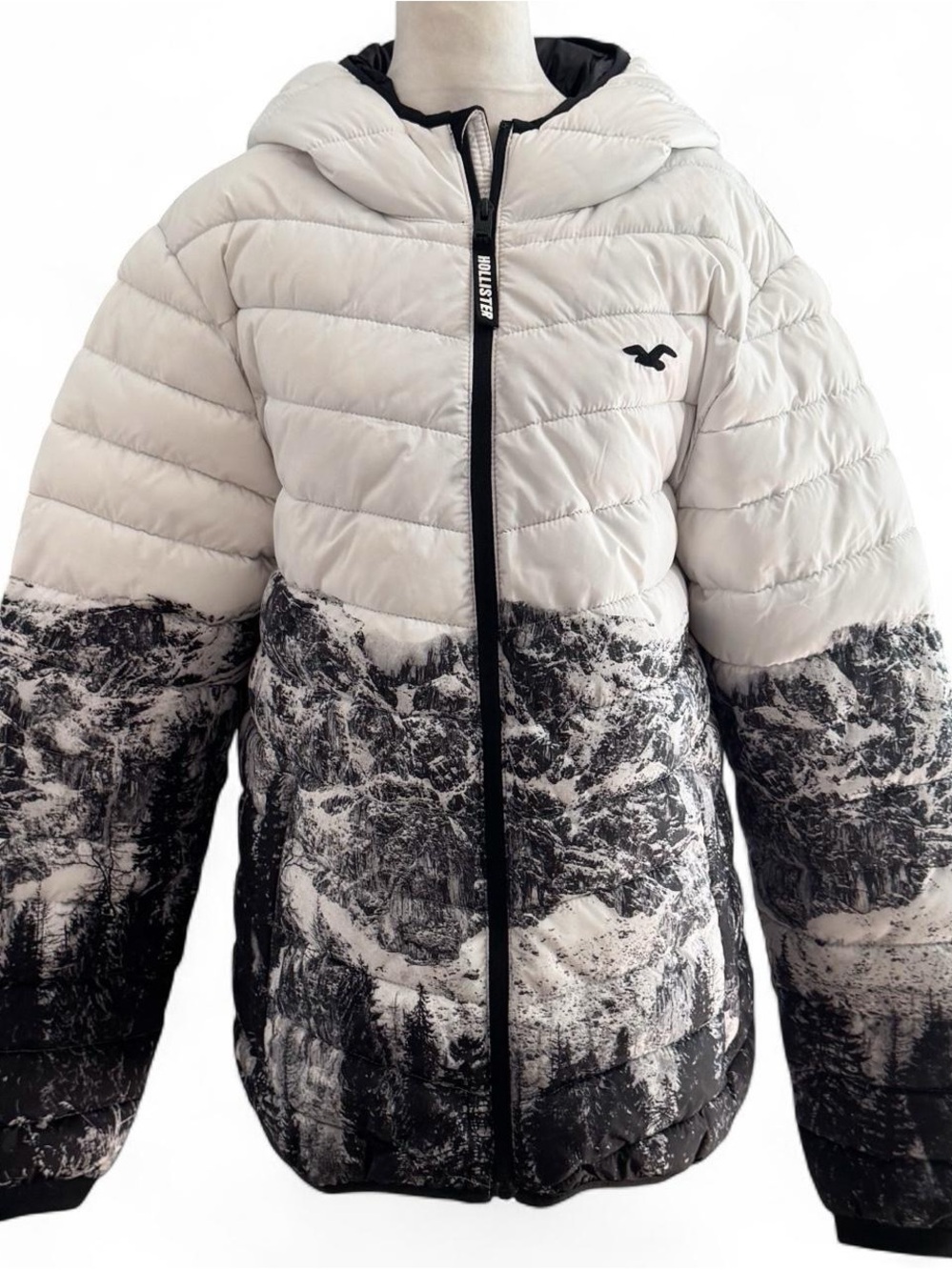 Hollister White & Black Mountain-Print Quilted Puffer Jacket